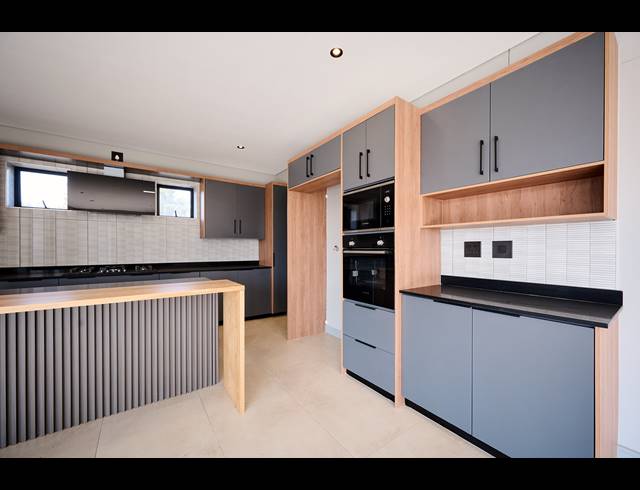 5 BEDROOM HOUSE FOR SALE IN HELDERFONTEIN ESTATE